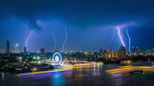 Trovão tempestade relâmpago greve no céu nublado escuro sobre a área de construção de negócios em Bangkok, Tailândia . — Fotografia de Stock