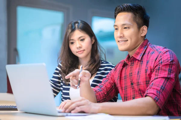 Genç iş girişimciler beyin fırtınası ve pazarlama planı Co çalışma alanı ofisinde için tartışma