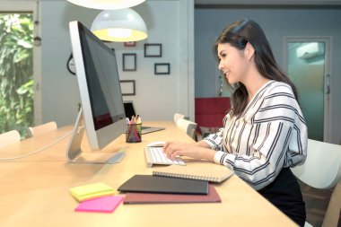 Co alan çalışma ofisinde akıllı bilgisayar üzerinde çalışan genç Asya iş serbest meslek