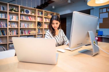 Büyük veri analizi ile evde çalışma office genç iş girişimci