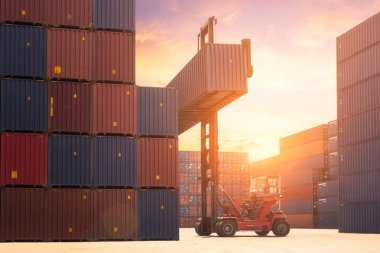 Forklift kamyon kargo konteyner nakliye bahçede kaldırma veya bahçesinde dock
