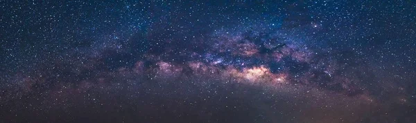 Vista panorámica del universo plano espacial de la galaxia de la Vía Láctea con estrellas sobre un fondo de cielo nocturno — Foto de Stock
