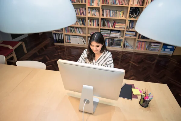 Молодой азиатский бизнес-фрилансер, работающий на смарт-компьютере в офисе Co Working Space — стоковое фото