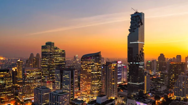 Panorama Veduta panoramica del moderno edificio per uffici di Bangkok nella zona commerciale di Bangkok, Thailandia . — Foto Stock