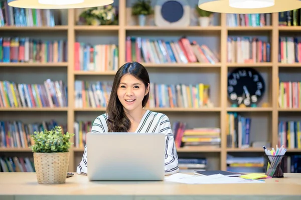 Joven asiático negocio freelancer trabajando en el inteligente ordenador en Co espacio de trabajo oficina —  Fotos de Stock