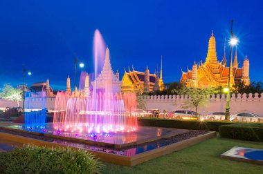 Çeşme dansı göster Wat Phra Kaew, Bangkok, Tayland için Emerald Buddha Tapınağı önünde.