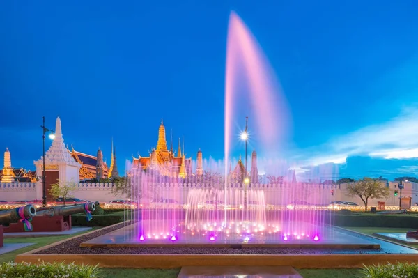 Espectáculo de danza de la fuente frente a Wat Phra Kaew, Templo del Buda Esmeralda en Bangkok, Tailandia . —  Fotos de Stock