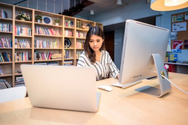 Büyük veri analizi ile evde çalışma office genç iş girişimci.