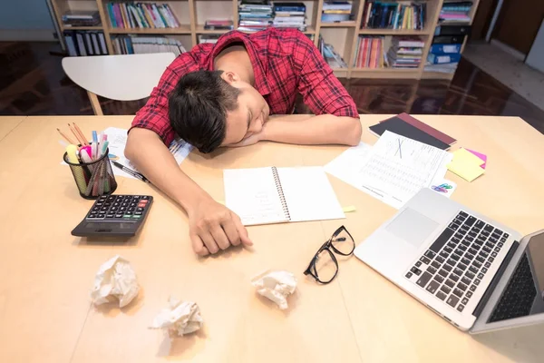 Jovem empresário dormindo após estresse no trabalho para descobrir novas ideias de negócios no Co Working Space — Fotografia de Stock