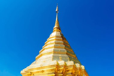 Wat Phra bu DOI Suthep Chiang Mai mavi gökyüzü ile.