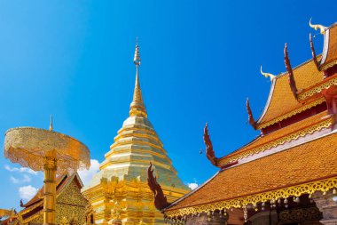 Wat Phra bu DOI Suthep Chiang Mai mavi gökyüzü ile.