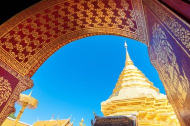 Wat Phra bu DOI Suthep Chiang Mai mavi gökyüzü ile.