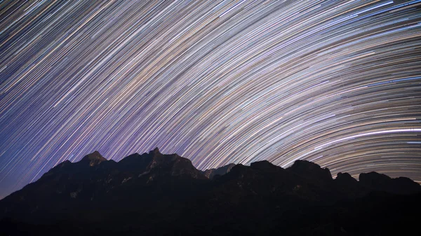 Senderos de estrellas sobre la montaña Doi Luang Chiang Dao por la noche —  Fotos de Stock
