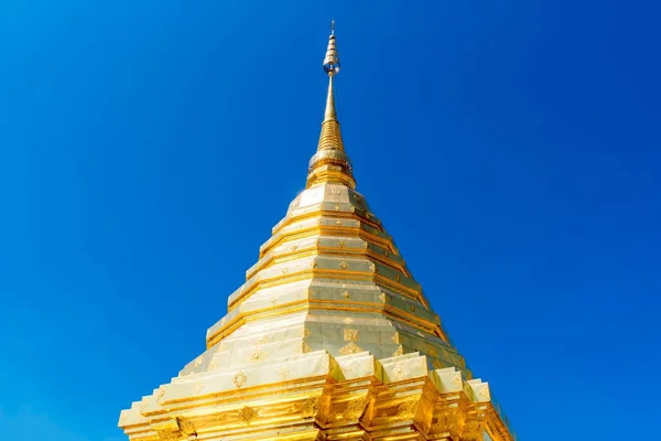 Wat Phra dat Doi Suthep met blauwe lucht in Chiang Mai. — Stockfoto