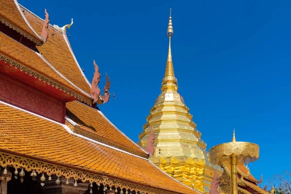 Wat Phra que Doi Suthep com céu azul em Chiang Mai . — Fotografia de Stock