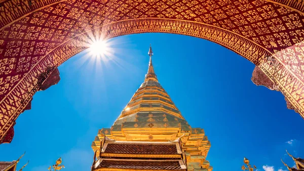 Wat Phra que Doi Suthep com céu azul em Chiang Mai . — Fotografia de Stock