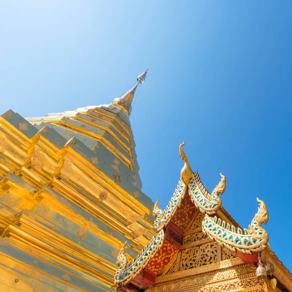 Wat Phra Ese Doi Suthep con cielo azul en Chiang Mai . — Foto de Stock