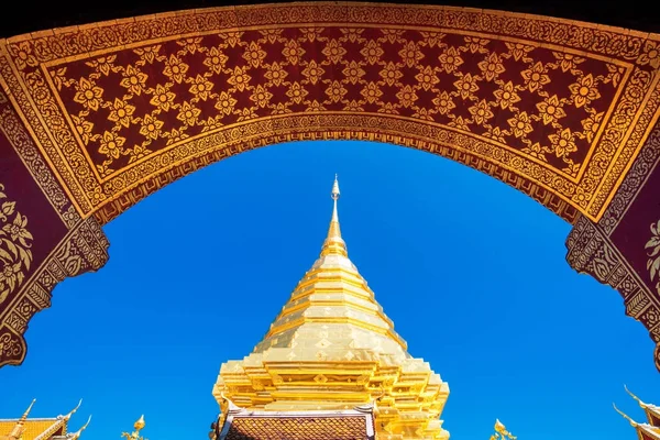 Wat Phra que Doi Suthep com céu azul em Chiang Mai . — Fotografia de Stock