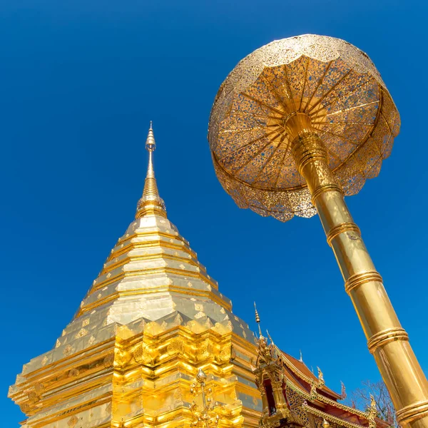 Wat Phra que Doi Suthep com céu azul em Chiang Mai . — Fotografia de Stock