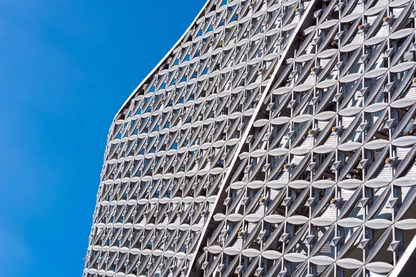 Abstrakte Nahaufnahme von modernen außen architektonischen Metallwandmuster Hintergrund. — Stockfoto