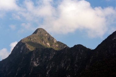 Doi Luang Chiang Dao dağ mavi gökyüzü ile doğa manzarası