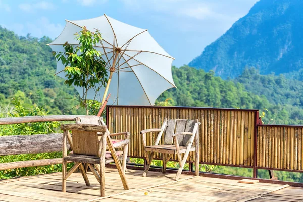 Chaise en bois pour la détente touristique avec vue sur la nature au point de vue — Photo