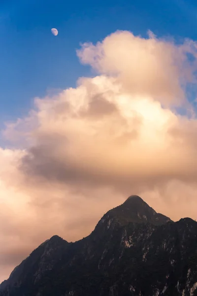 Дої Луанг Чіанг Dao Гора під час заходу сонця — стокове фото