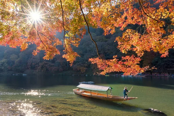 일본 교토에서에서 강 따라가 시즌에 아라시 야 마의 아름 다운 자연 보기. — 스톡 사진