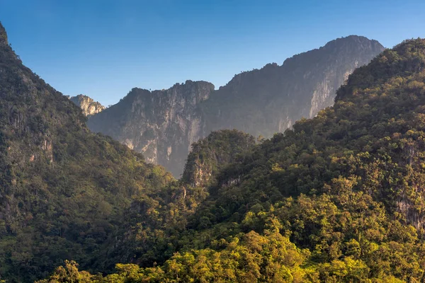 Příroda pohled z hory Doi Luang Chiang Dao s modrou oblohou — Stock fotografie
