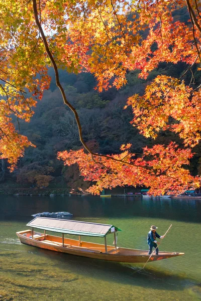 Arashiyama güzel doğa görünümü Kyoto, Japonya Nehri boyunca Sonbahar sezonu. — Stok fotoğraf