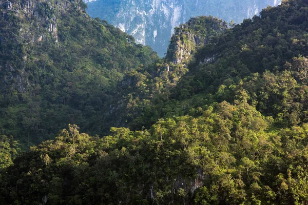 Vista de la naturaleza de la montaña Doi Luang Chiang Dao con cielo azul —  Fotos de Stock
