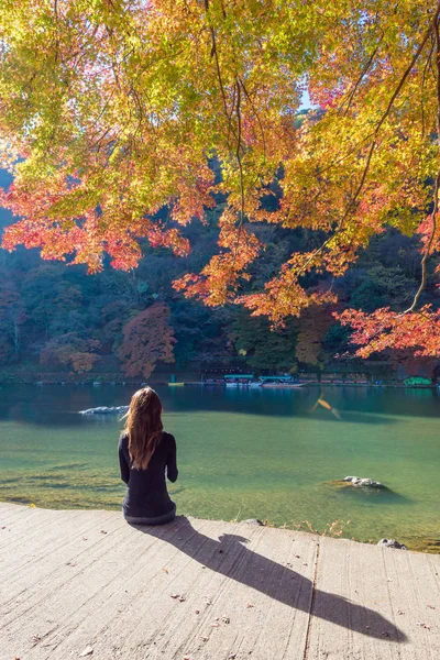 Τουριστική κάθεται και χαλάρωσης με θέα στην πανέμορφη φύση της Arashiyama Φθινόπωρο σεζόν σε Κιότο, Ιαπωνία. — Φωτογραφία Αρχείου