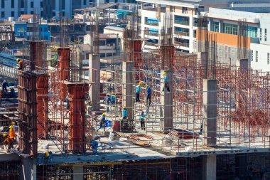 İnşaat alanında yoğun faaliyet yeni comp binanın başında