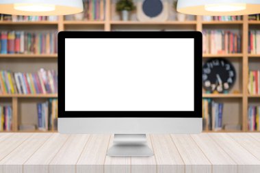 Boş ekranda beyaz ahşap masa ile akıllı modern Pc.