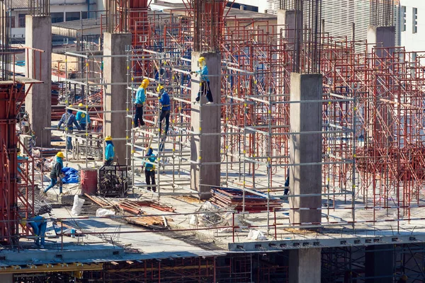 Sitio de construcción ocupado operar en el comienzo de la construcción de un nuevo borrador — Foto de Stock