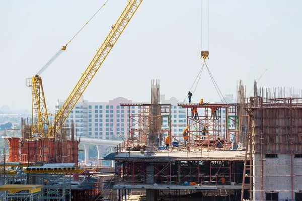 Sitio de construcción ocupado operar en el comienzo de la construcción de un nuevo borrador —  Fotos de Stock