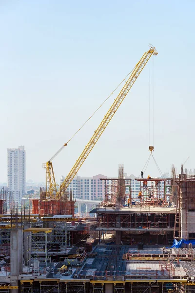 Sitio de construcción ocupado operar en el comienzo de la construcción de un nuevo borrador — Foto de Stock