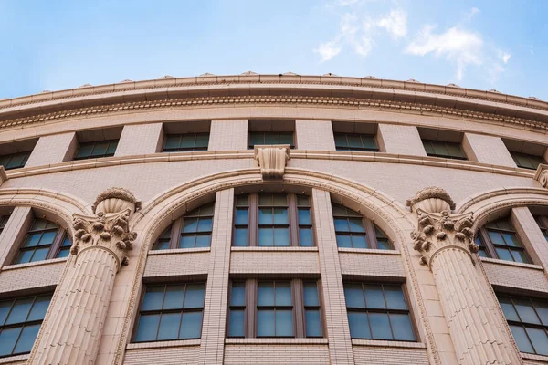 Bela arquitetura exterior com céu claro de classi antigo — Fotografia de Stock