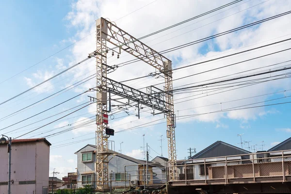 Los cables de energía ferroviaria en la vía ferroviaria local en Japón . — Foto de Stock
