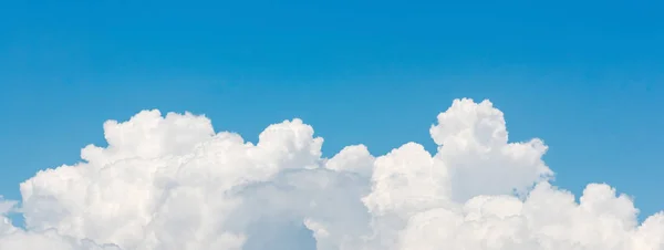 Panorama-Ansicht der schönen Natur weiße Wolkenlandschaft und blauer Himmel Hintergrund — Stockfoto