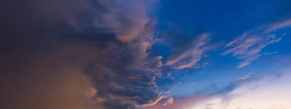 Panorama miasta z dramatyczne natura piękny zachód słońca niebo i chmury tło — Zdjęcie stockowe
