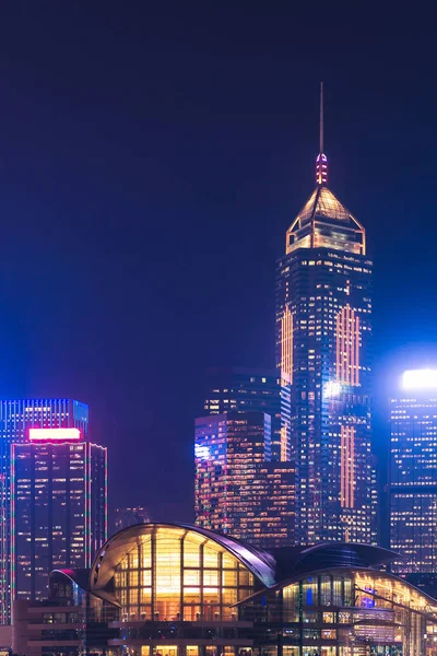 香港のダウンタウン夕暮れ時香港九龍側から香港のスカイラインの有名な都市の景観ビュー. — ストック写真