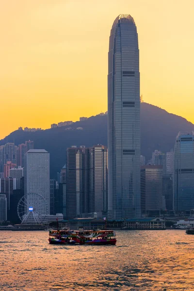 Hong Kong bateau de touristes pour le service touristique dans le port de Victoria avec vue sur la ville en arrière-plan au coucher du soleil du côté de Kowloon à Hong Kong — Photo