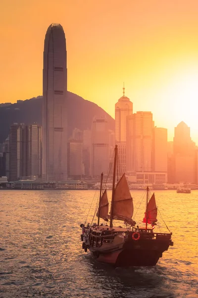 Hong Kong bateau de touristes traditionnels pour le service touristique dans le port de Victoria avec vue sur la ville en arrière-plan au coucher du soleil, vue du côté de Kowloon à Hong Kong — Photo