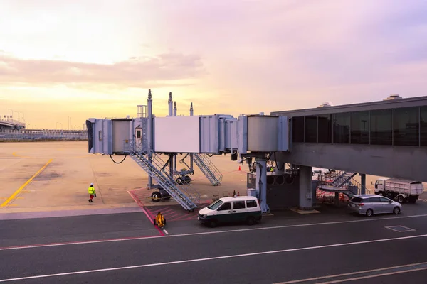 Servizio di rampa aeroportuale per un aereo commerciale all'aeroporto internazionale — Foto Stock