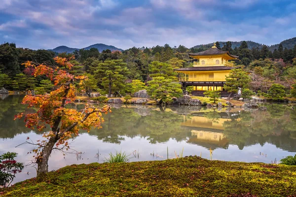 Templo de Kinkakuji o templo do Pavilhão Dourado um templo budista em Kyoto, Japão — Fotografia de Stock