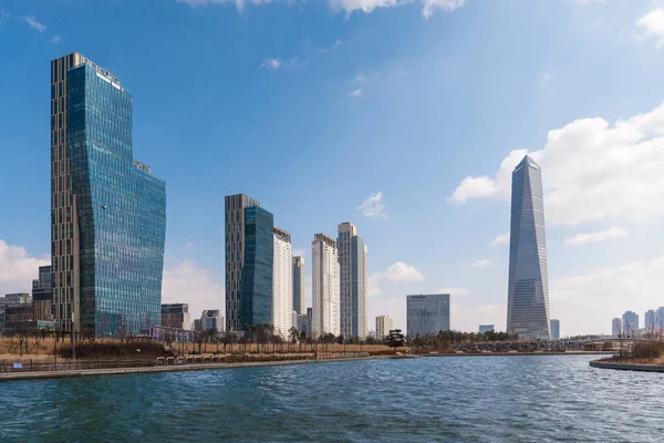 Vue du paysage urbain du bâtiment moderne de bureaux et d'affaires dans la ville intelligente de Corée . — Photo