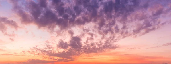 Panorama miasta z dramatyczne natura piękny zachód słońca niebo i chmury tło — Zdjęcie stockowe