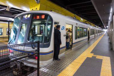 Jr Tren kalkış Kyoto istasyonu, platformdan bekleyen birçok insan Japonya