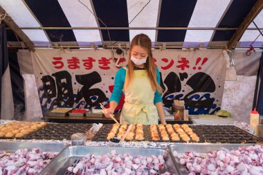Japon kadın takoyaki Fushimi Inari Tapınak için Caddesi'ndeki dükkanında satış